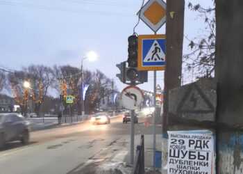 У светофора на Свердловской устанавливают дополнительную секцию