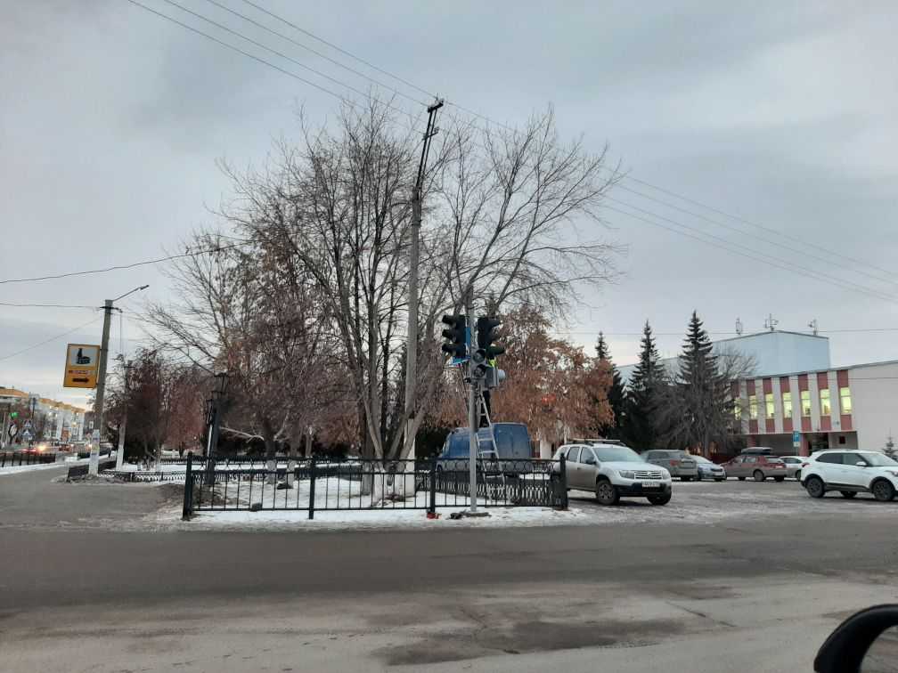 У светофора на Свердловской устанавливают дополнительную секцию