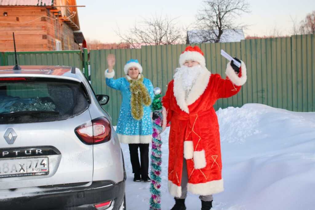 Дед Мороз и Снегурочка привезли подарки ребятам из деревни Смольное
