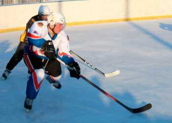 Хоккейный корт появился в Вишневой горке