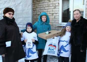 Депутаты Сосновского района подарили детям ноутбук