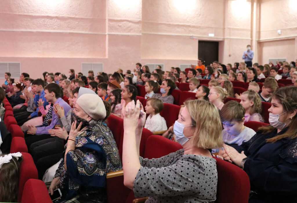 Сотни детей из Сосновского района побывали на Рождественской ёлке губернатора
