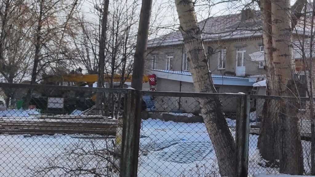 Кровлю детского сада № 1 в Долгодеревенском закрывают металлочерепицей