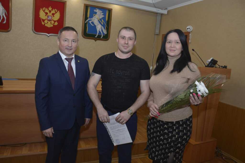 В Сосновском районе двадцати молодым семьям вручили жилищные сертификаты