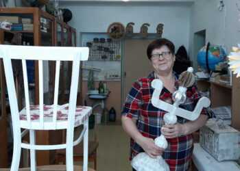В Баландинской школе из дощечек и картона делают нужные вещи