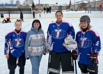 Юные хоккеисты сыграли в Томинском