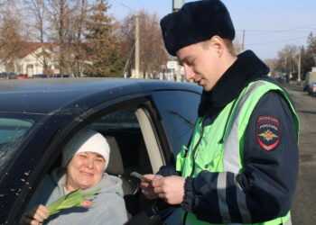 Сотрудники ГИБДД дарили цветы автоледи