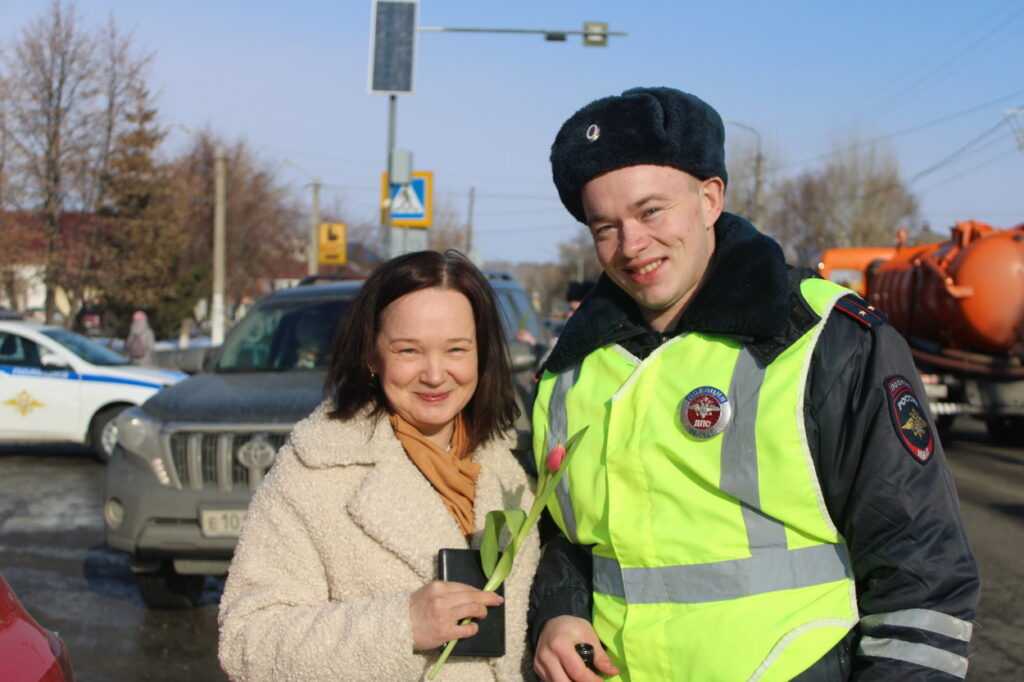 Сотрудники ГИБДД дарили цветы автоледи