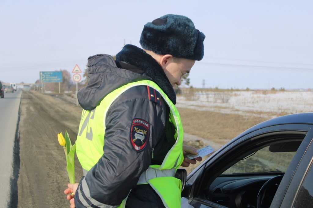 Сотрудники ГИБДД дарили цветы автоледи