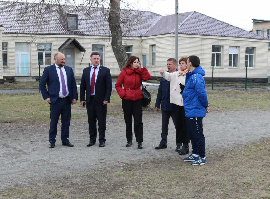 В Долгодеревенском построят второе футбольное поле от компании «НОВАТЭК»