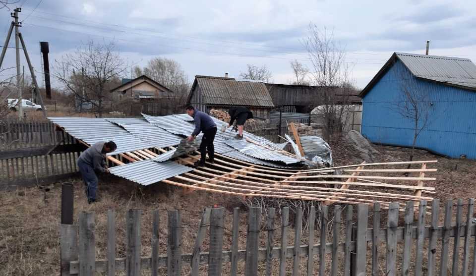 Град побил крышу дома