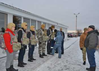Школьников из Сосновского района учат прыжкам с парашютом