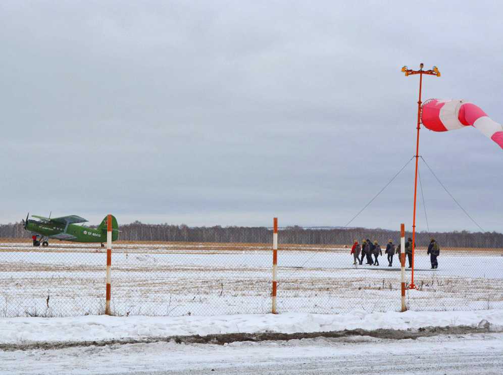 Школьников из Сосновского района учат прыжкам с парашютом