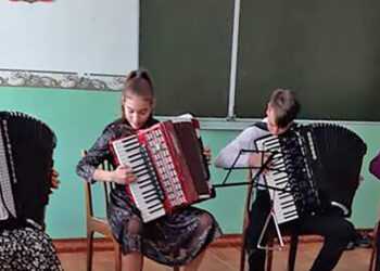 В Есаульском музыканты сыграли для ветеранов «Катюшу»