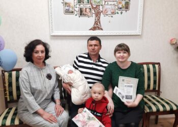 Трое новорожденных в многодетных семьях появились ко Дню семьи