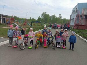 В детском саду в Полетаево дети украшали свой транспорт и учили ПДД