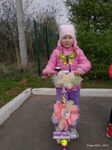В детском саду в Полетаево дети украшали свой транспорт и учили ПДД