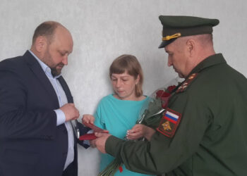 Маме погибшего в спецоперации воина передали Орден Мужества