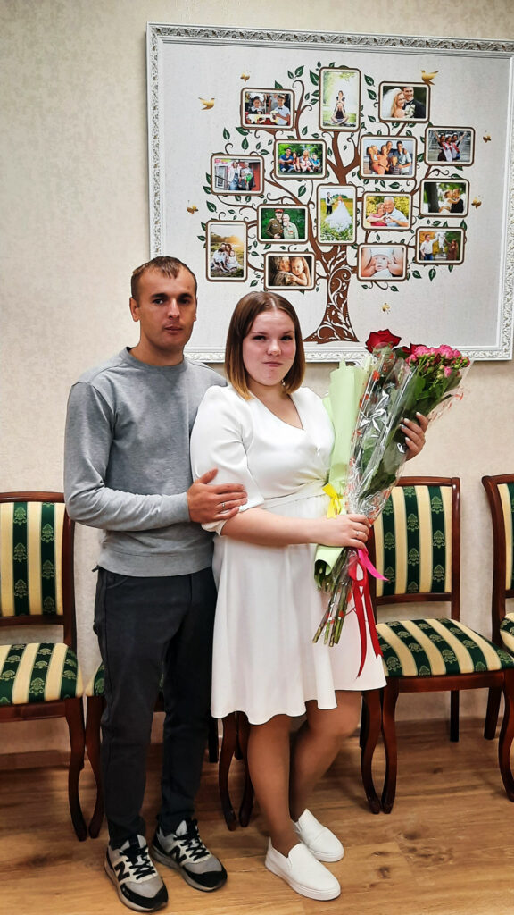 В канун дня защиты детей в Сосновском ЗАГСе зарегистрировали многодетную пару
