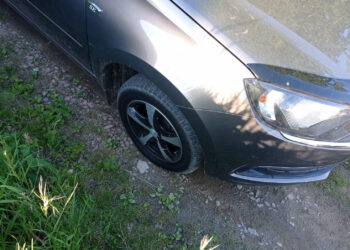 Водитель наехал на ребенка во дворе частного дома