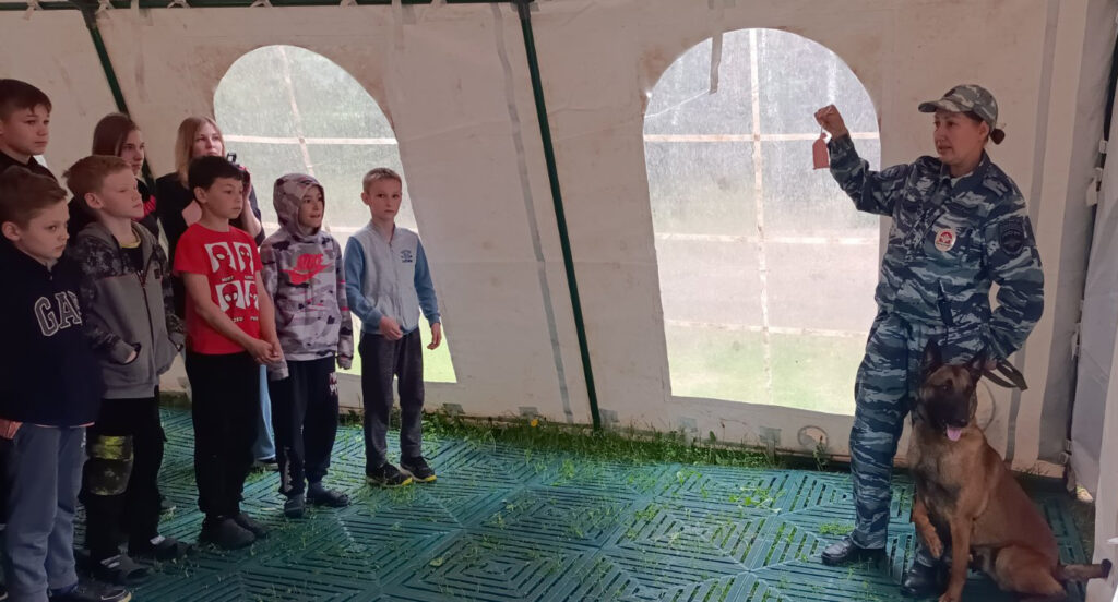 Полицейские провели занятия с детьми в оздоровительных лагерях