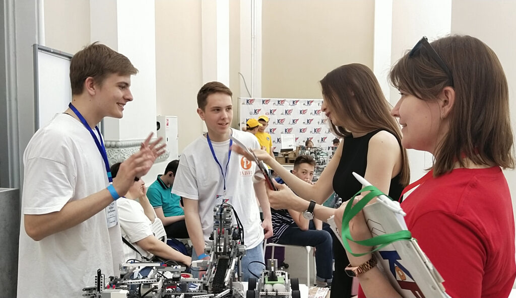 Сосновские школьники вернулись с наградами с соревнований по робототехнике