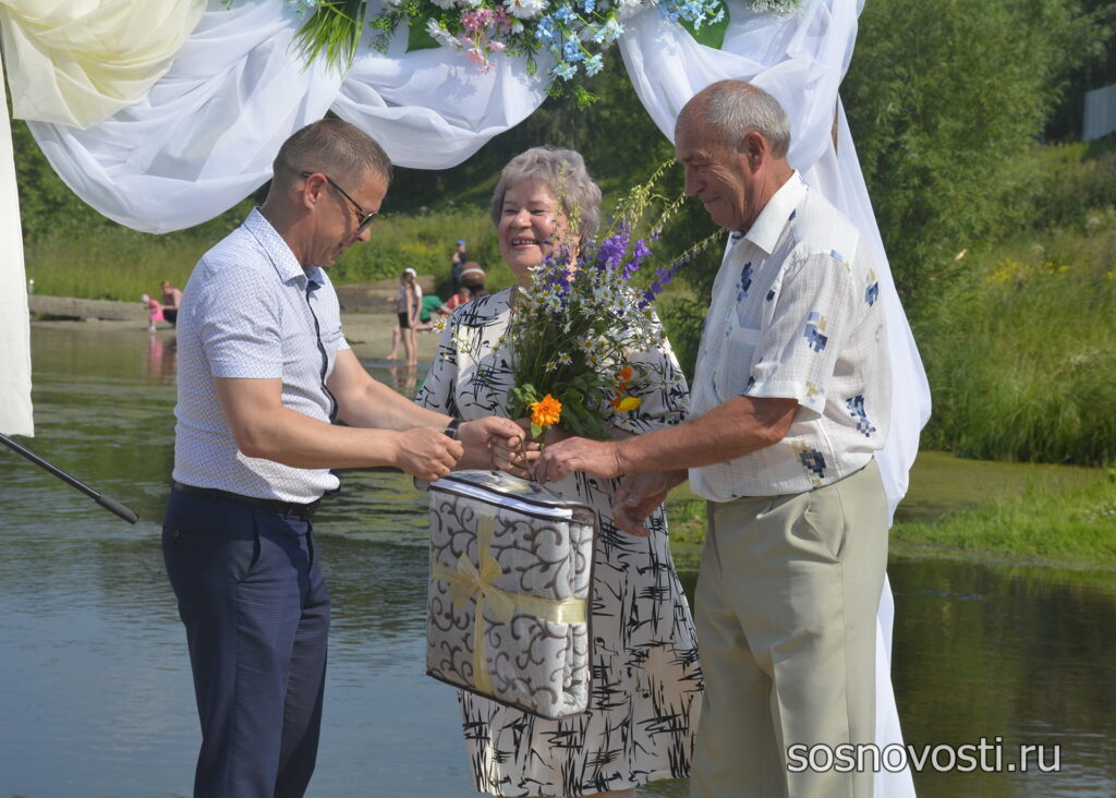 Ромашки счастья: в Сосновском районе отметили День семьи, любви и верности