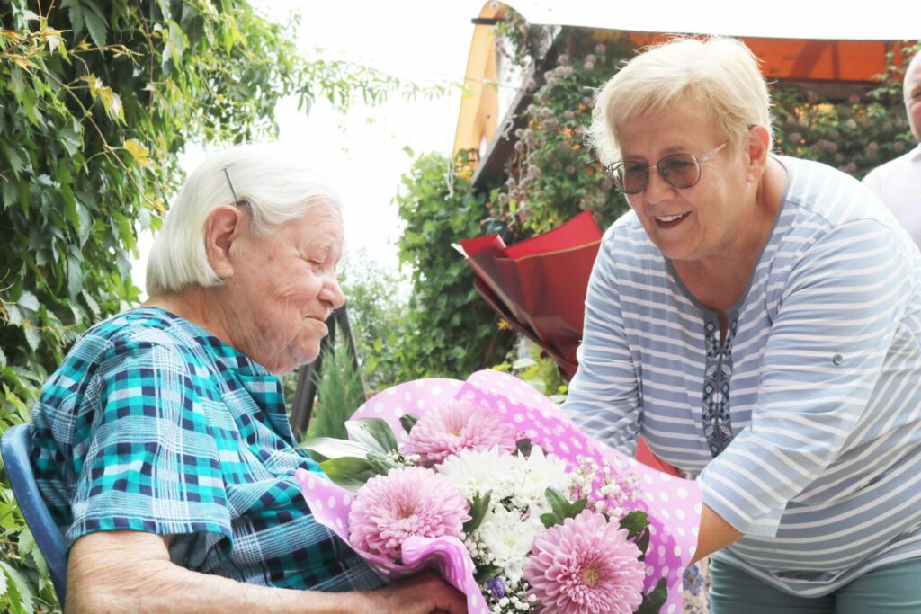 Жительница Сосновского района принимает поздравления со 100-летним юбилеем