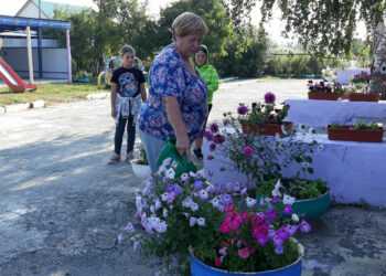 Около школы села Большое Баландино цветут клумбы