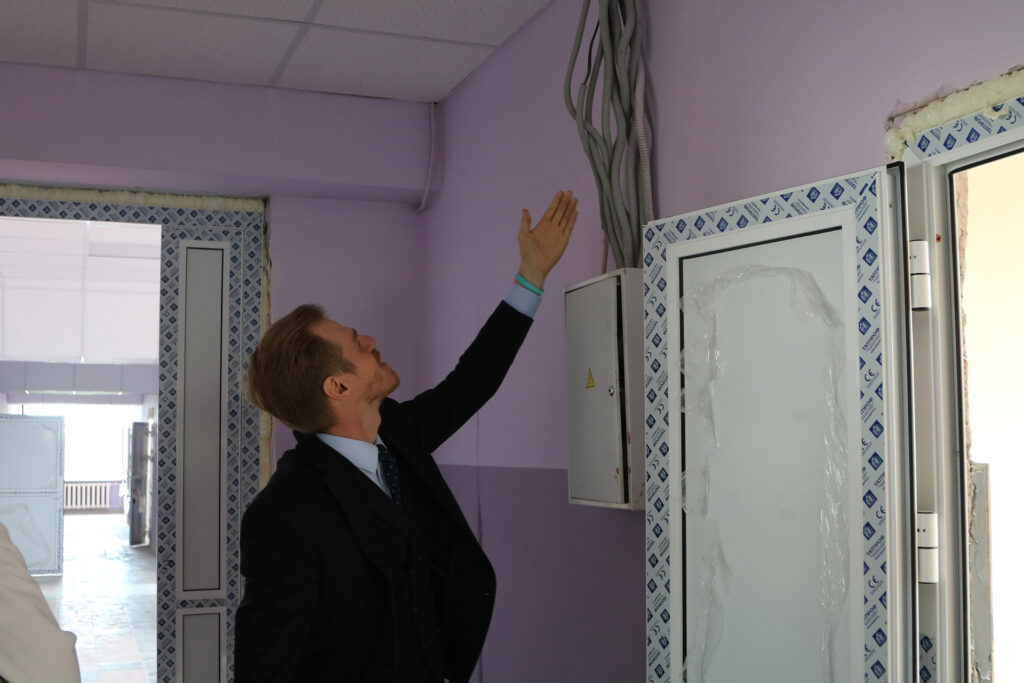 «Единая Россия» контролирует ремонт в районной больнице с. Долгодеревенское