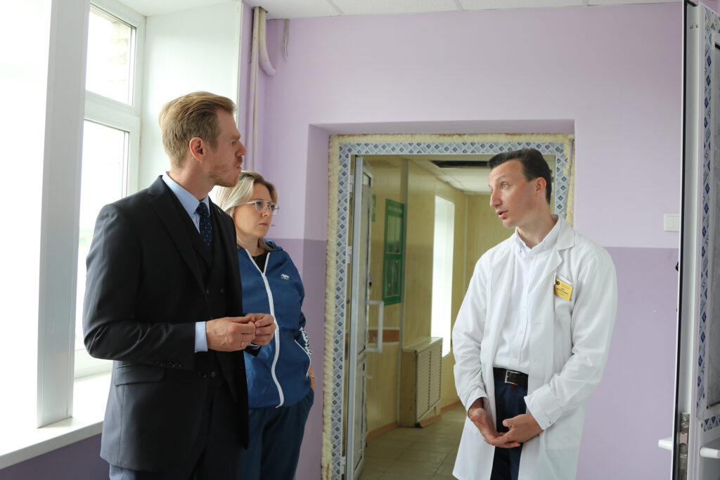 «Единая Россия» контролирует ремонт в районной больнице с. Долгодеревенское