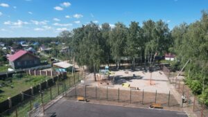 В Кременкульском поселении строят общественную территорию и детскую площадку
