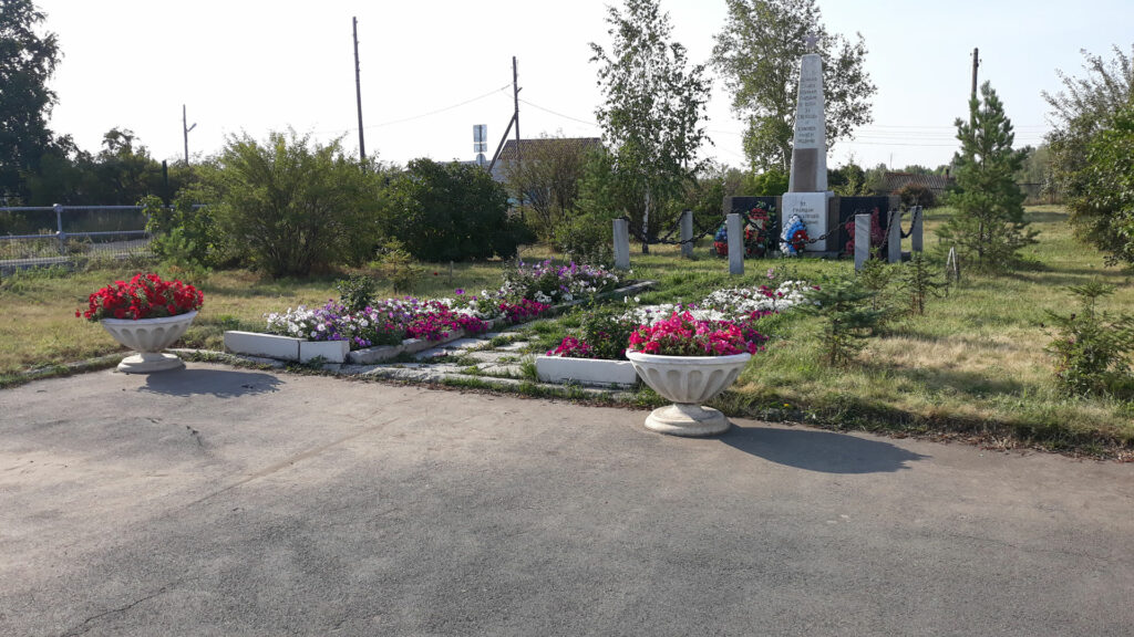 Около школы села Большое Баландино цветут клумбы. Лето заканчивается