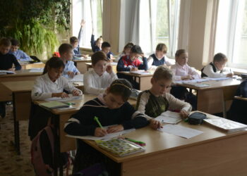 Школьникам теперь нужно сдавать телефоны перед уроками