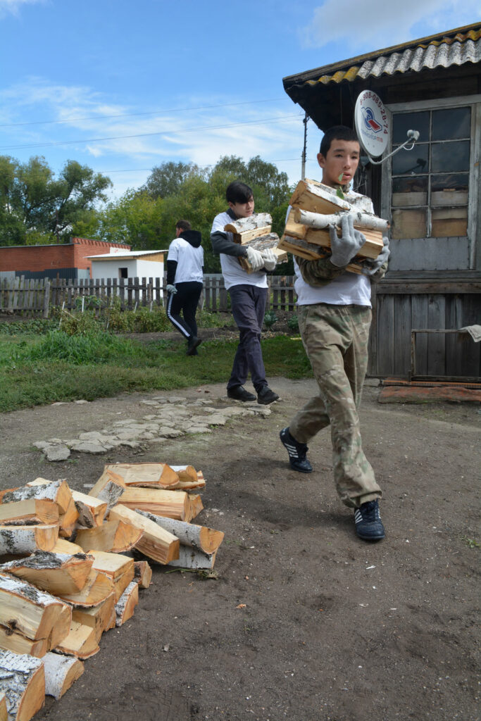 Благотворительный фонд «Мечта» подарил дрова жителю Сосновского района