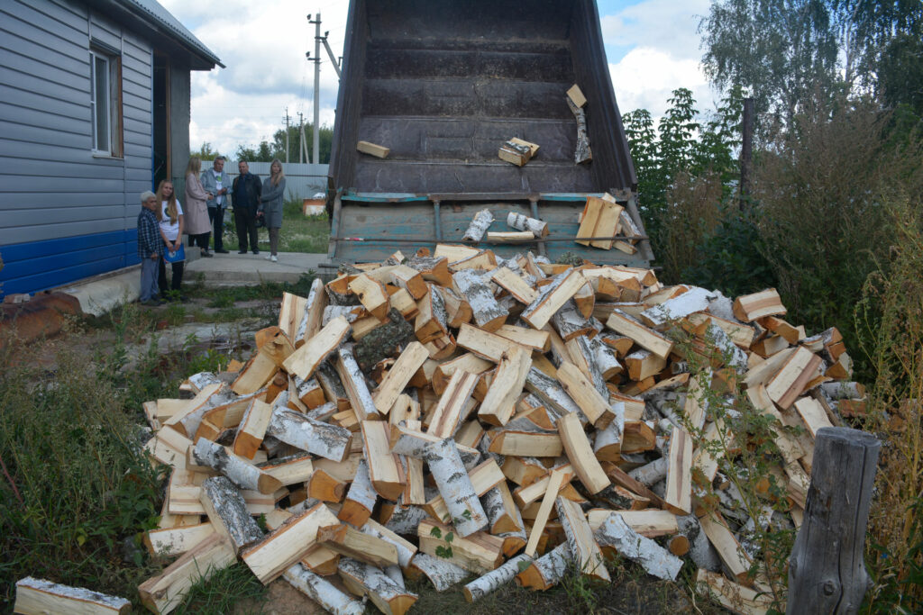 Благотворительный фонд «Мечта» подарил дрова жителю Сосновского района