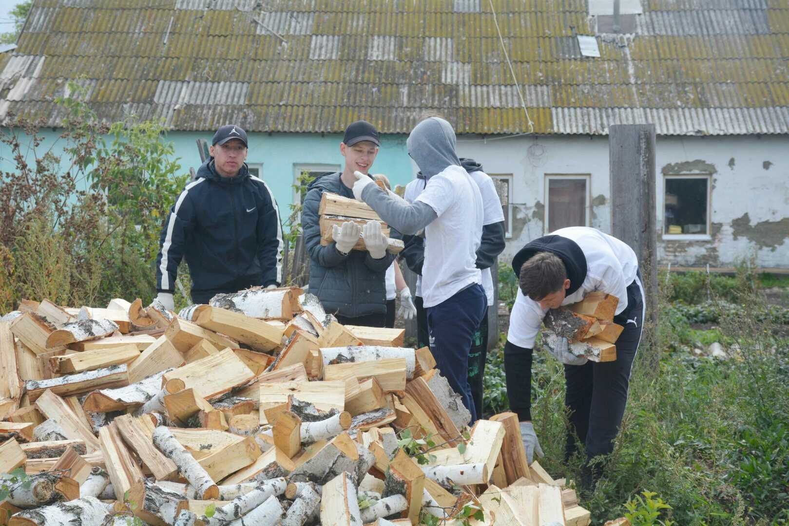 Благотворительный фонд «Мечта» подарил дрова жителю Сосновского района -  Сосновская Нива