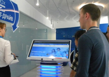 «Войти в IT»: для школьников из Смольного провели экскурсию в «Интерсвязь»