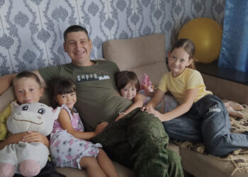 Школьники из Саргазов поздравили пап с Днем отца