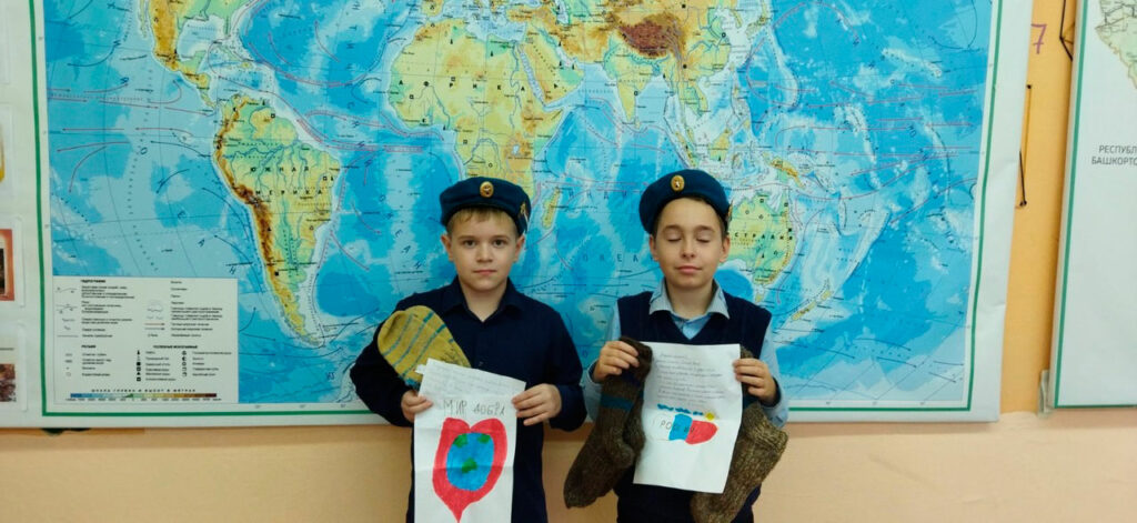 Саргазинские школьники помогают солдатам