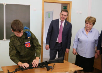 Председатель ЗСО побывал на уроке у сосновских школьников