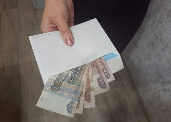 Зарплата в конверте: чем грозит неформальная занятость