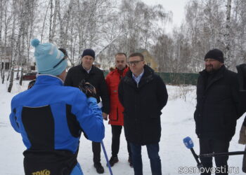Алексей Текслер передал полетаевским лыжникам ратрак