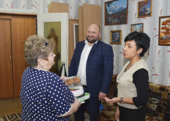 Евгений Ваганов поздравил матерей мобилизованных из Рощино с Днем матери