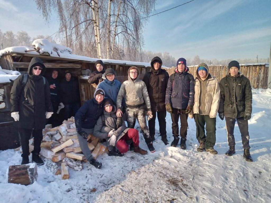 Школьники из Сосновского района помогают семьям мобилизованных сложить дрова