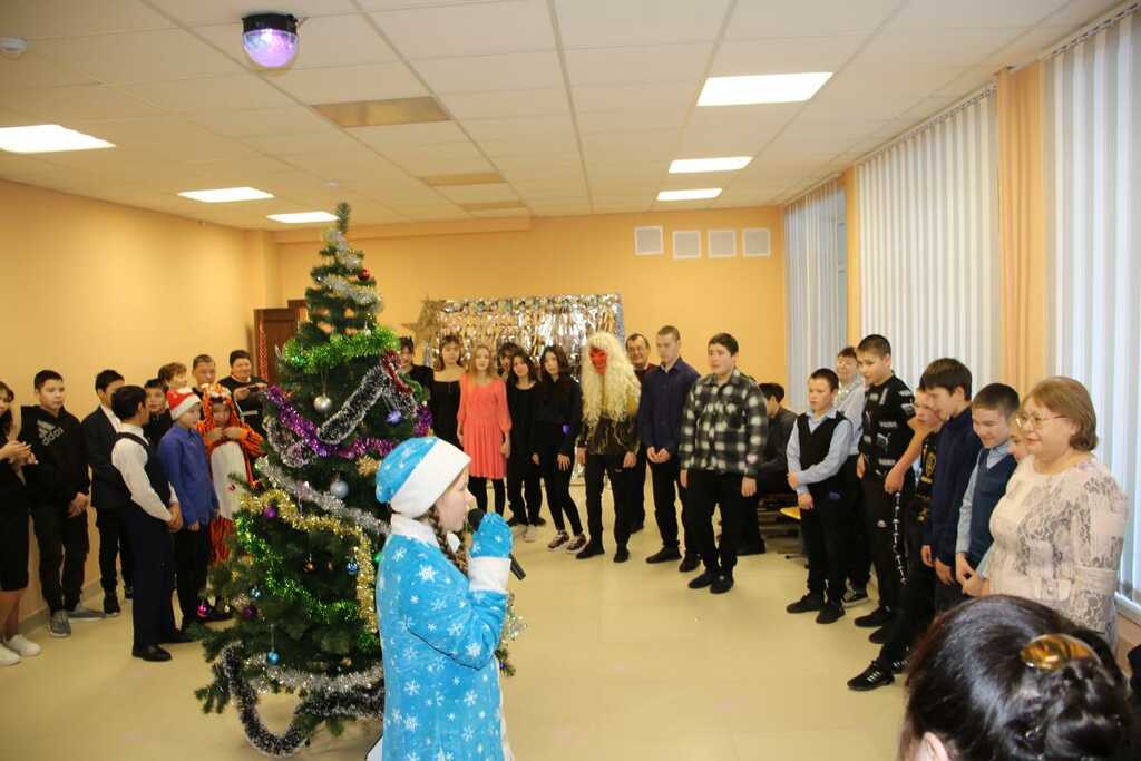Новогодняя «Елка желаний»: Галина Шихалева подарила гаджеты для отличниц и лыжи школе
