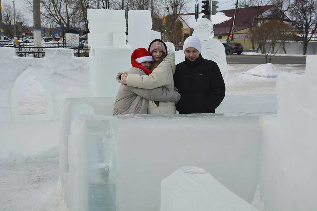 Ледовый городок в Долгодеревенском радует взрослых и детей