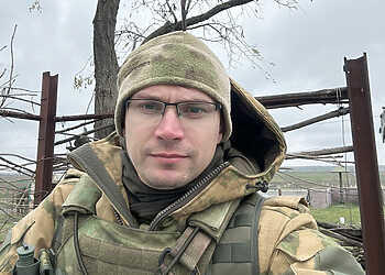 Челябинский парикмахер обучает новобранцев в ДНР