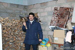 Студента из Египта в Долгодеревенском учили жарить блины и колоть дрова