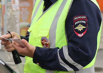 Двух экс-сотрудников ГИББД задержали за взятки